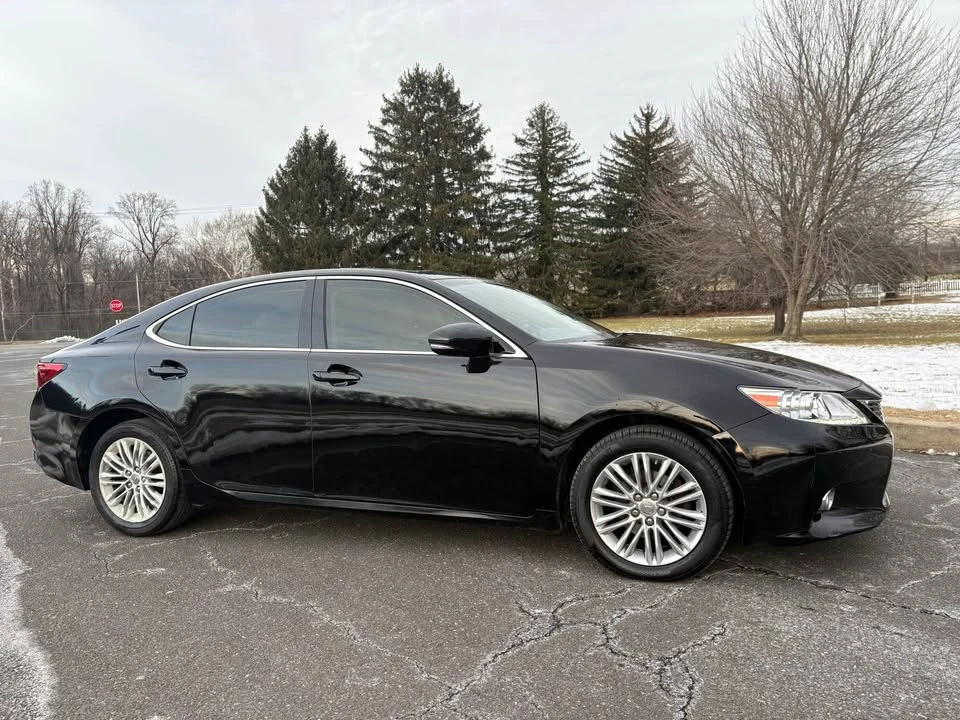 2013 Lexus ES 6th Gen - Image 4 of 11