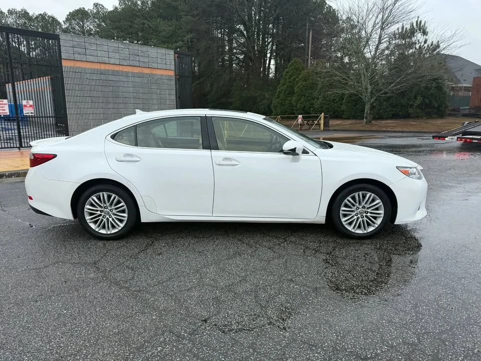 2013 Lexus ES 6th Gen - Image 10 of 10