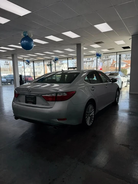 2013 Lexus ES 6th Gen - Image 5 of 16