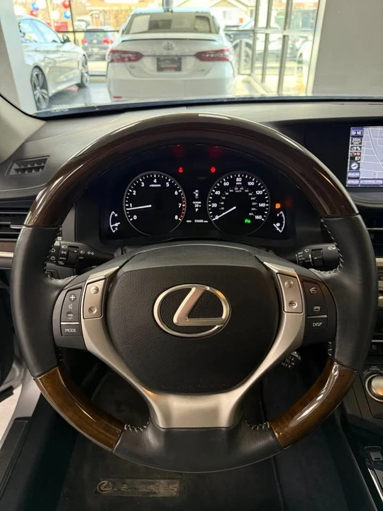 2013 Lexus ES 6th Gen - Image 10 of 16