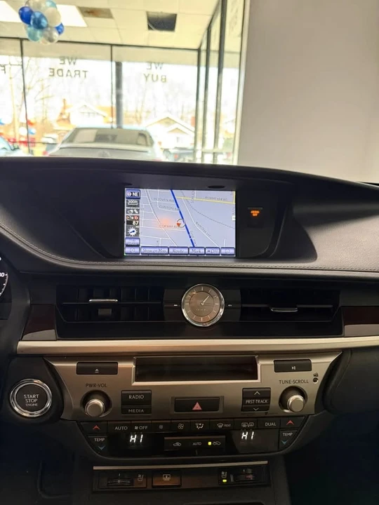 2013 Lexus ES 6th Gen - Image 11 of 16