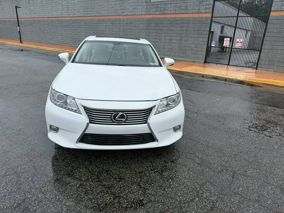 2013 Lexus ES 6th Gen - Image 2 of 10