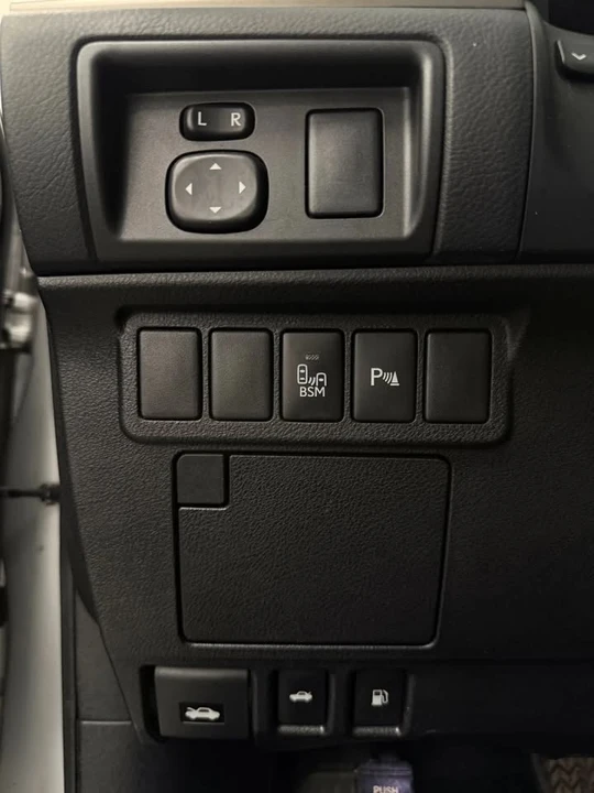 2013 Lexus ES 6th Gen - Image 13 of 16