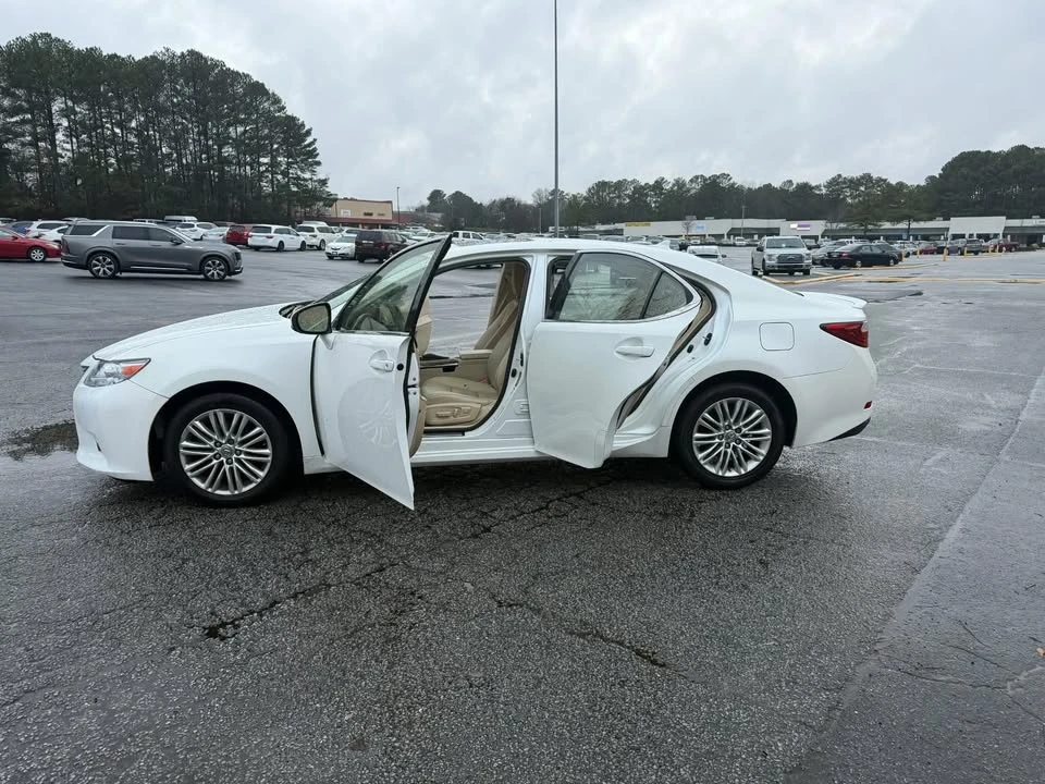 2013 Lexus ES 6th Gen - Image 7 of 10