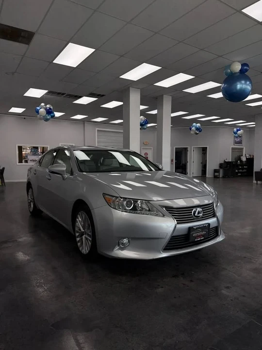 2013 Lexus ES 6th Gen - Image 3 of 16
