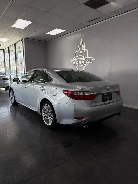 2013 Lexus ES 6th Gen - Image 4 of 16