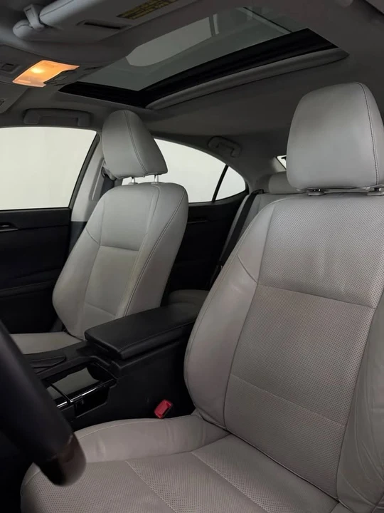 2013 Lexus ES 6th Gen - Image 8 of 16
