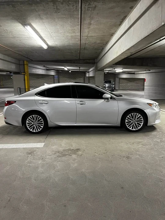 2013 Lexus ES 6th Gen - Image 10 of 20