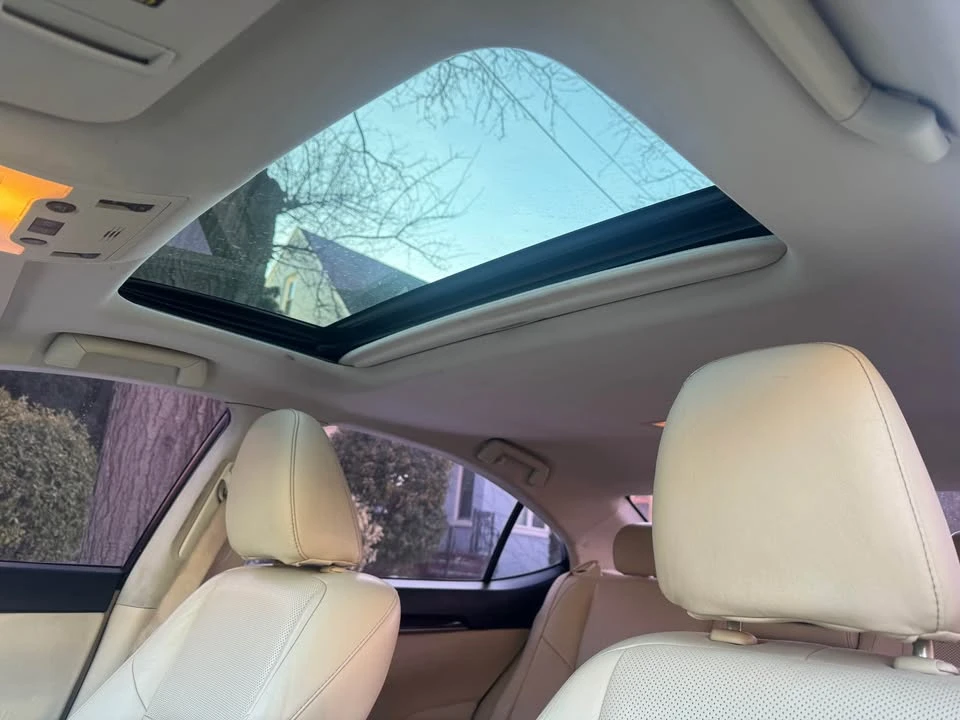 2013 Lexus ES 6th Gen - Image 17 of 18