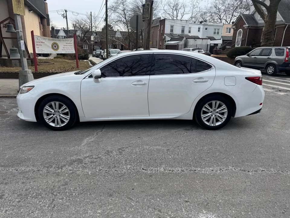2013 Lexus ES 6th Gen - Image 8 of 18