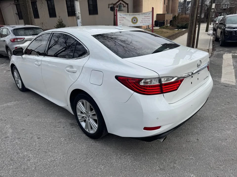 2013 Lexus ES 6th Gen - Image 6 of 18
