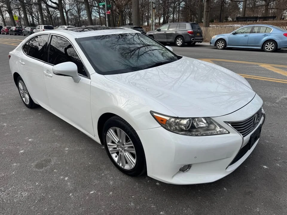2013 Lexus ES 6th Gen - Image 3 of 18