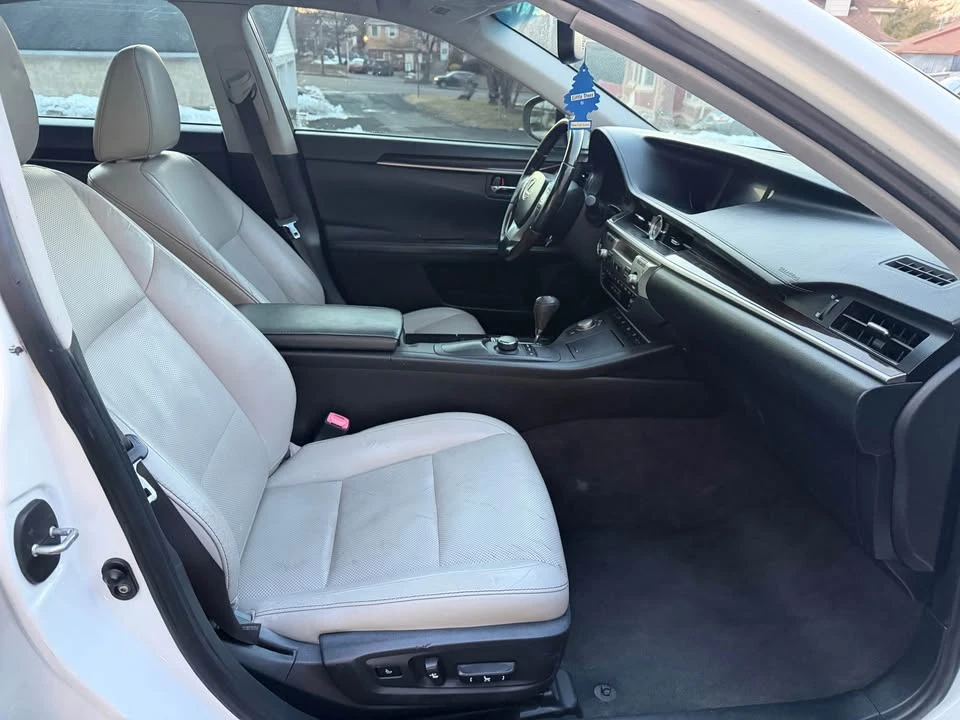 2013 Lexus ES 6th Gen - Image 11 of 16