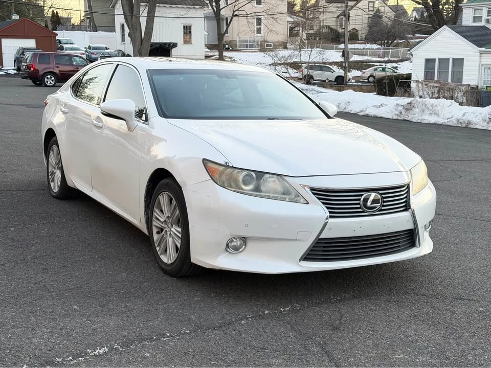 2013 Lexus ES 6th Gen - Image 2 of 16