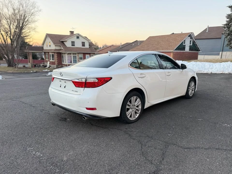 2013 Lexus ES 6th Gen - Image 8 of 16