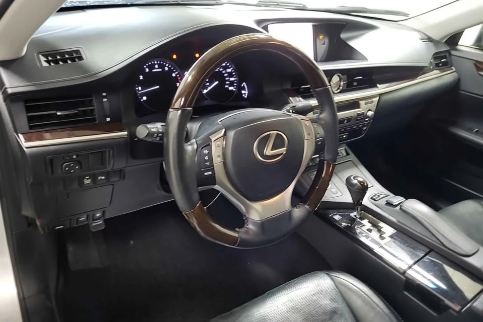 2013 Lexus ES 6th Gen - Image 8 of 15
