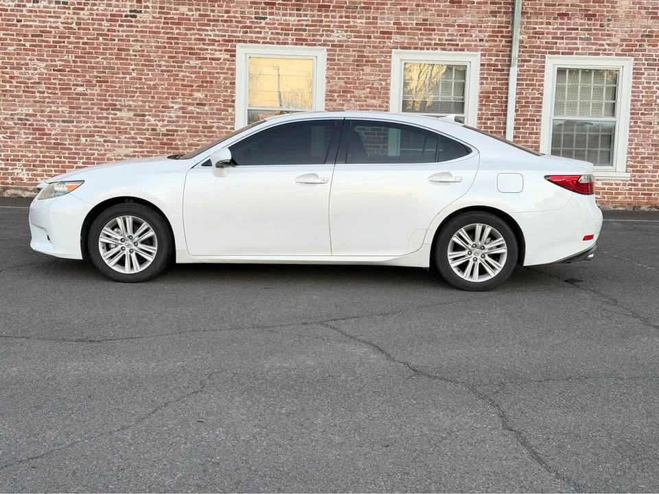 2013 Lexus ES 6th Gen - Image 4 of 16