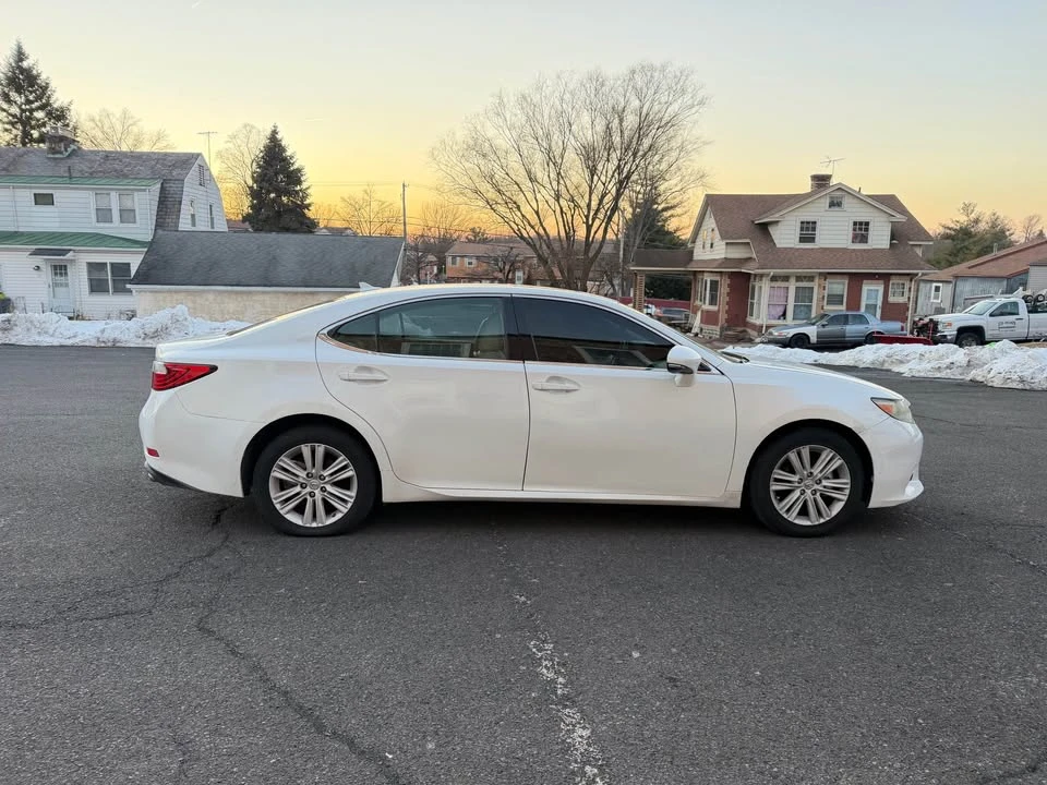 2013 Lexus ES 6th Gen - Image 5 of 16