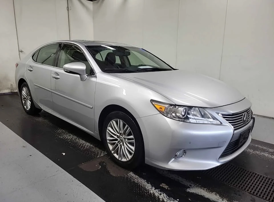 2013 Lexus ES 6th Gen - Image 3 of 15