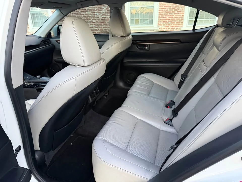 2013 Lexus ES 6th Gen - Image 10 of 16