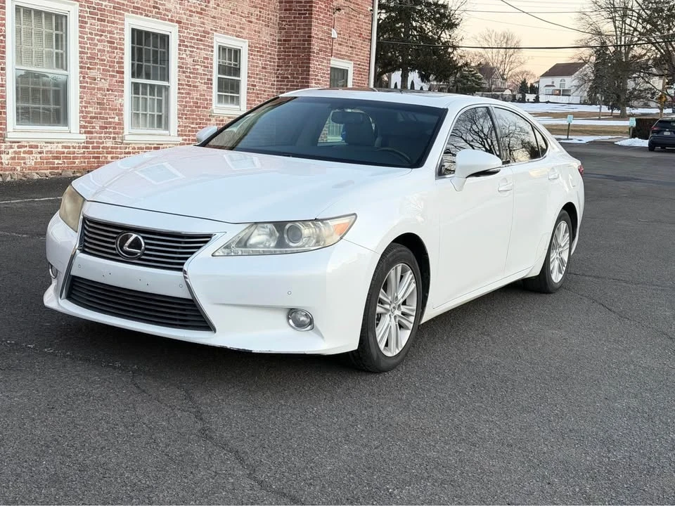 2013 Lexus ES 6th Gen - Image 3 of 16
