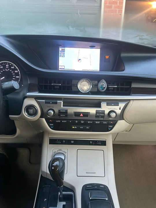 2013 Lexus ES 6th Gen - Image 5 of 9