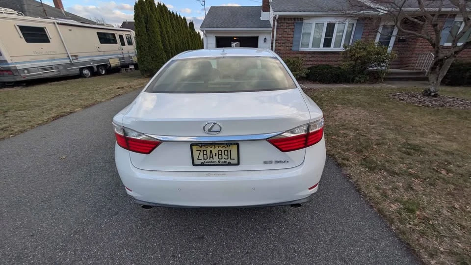 2013 Lexus ES 6th Gen - Image 2 of 9