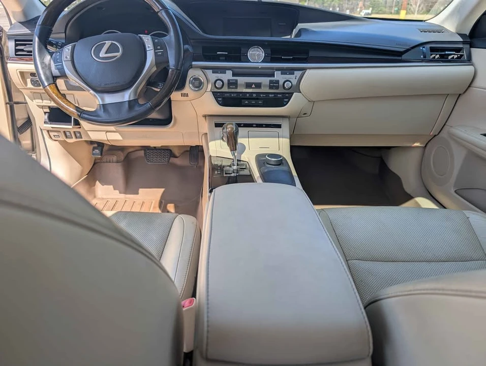 2013 Lexus ES 6th Gen - Image 7 of 10