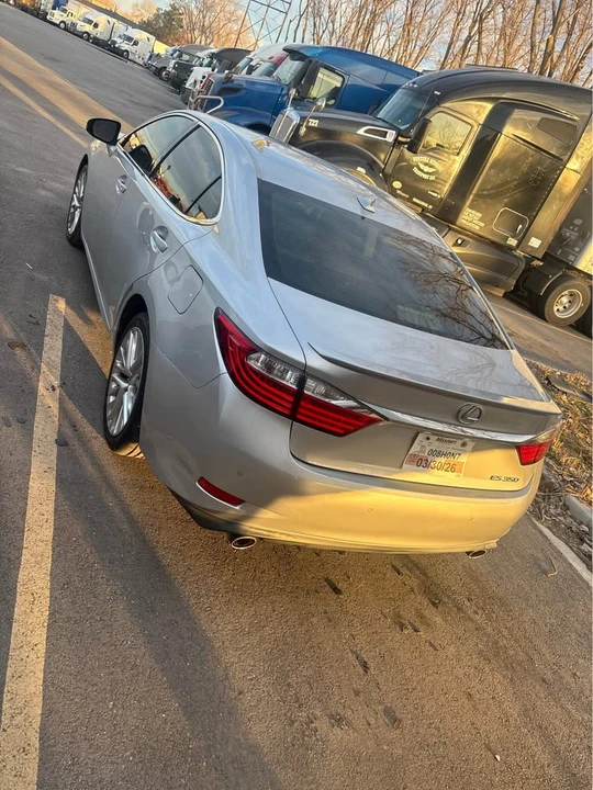 2013 Lexus ES 6th Gen - Image 2 of 9