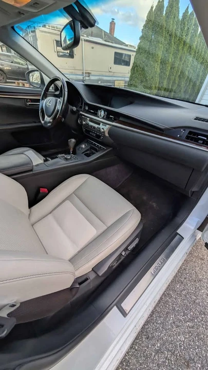 2013 Lexus ES 6th Gen - Image 5 of 9
