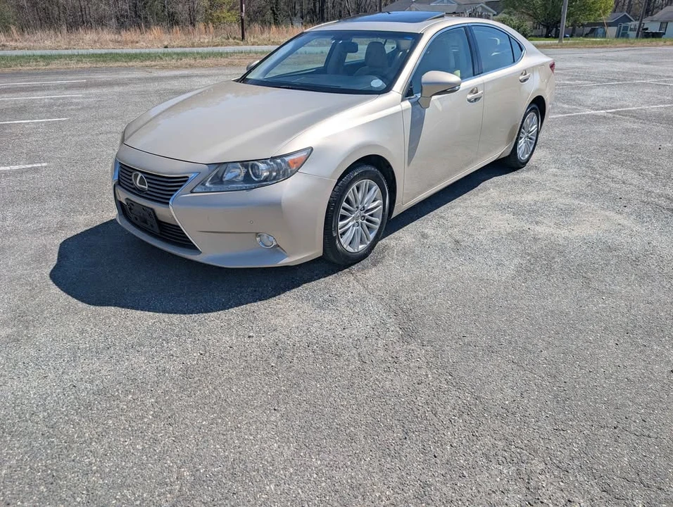 2013 Lexus ES 6th Gen - Image 2 of 10