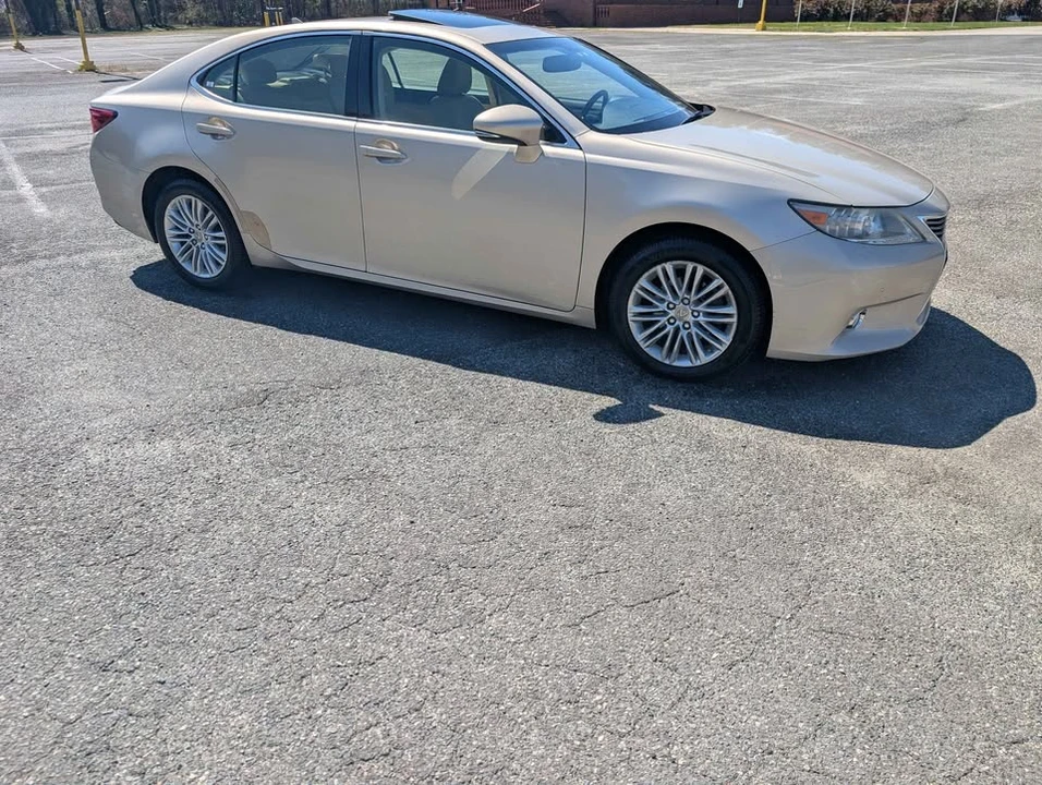 2013 Lexus ES 6th Gen - Image 4 of 10