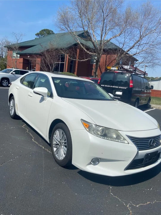2013 Lexus ES 6th Gen - Image 2 of 14