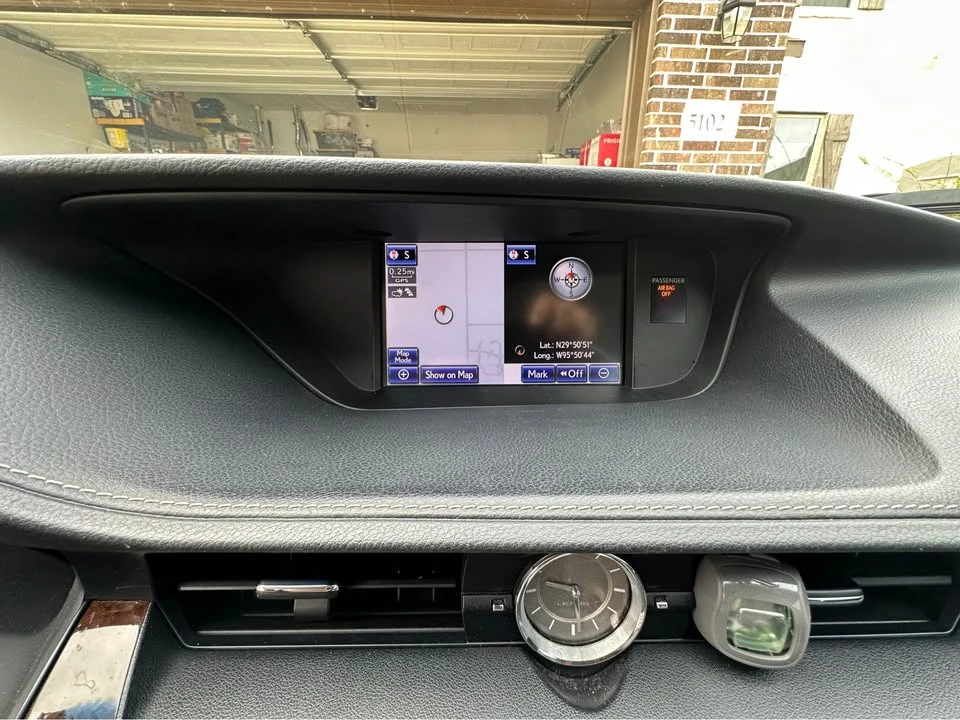 2013 Lexus ES 6th Gen - Image 5 of 11