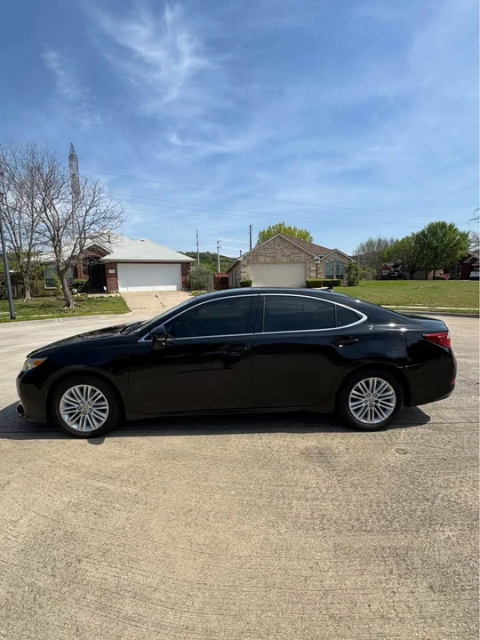2013 Lexus ES 6th Gen - Image 2 of 19
