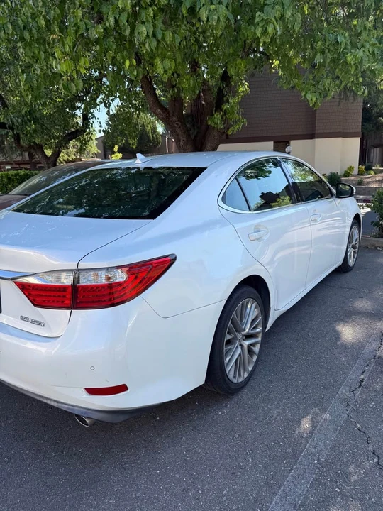 2013 Lexus ES 6th Gen - Image 5 of 9