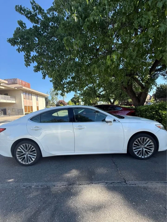 2013 Lexus ES 6th Gen - Image 4 of 9