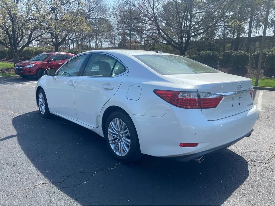 2013 Lexus ES 6th Gen - Image 4 of 12