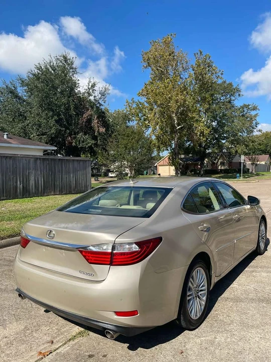 2013 Lexus ES 6th Gen - Image 5 of 16