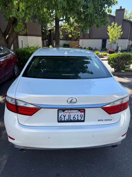 2013 Lexus ES 6th Gen - Image 6 of 9