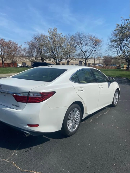 2013 Lexus ES 6th Gen - Image 2 of 12