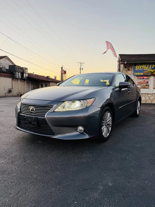 2013 Lexus ES 6th Gen - Image 11 of 16