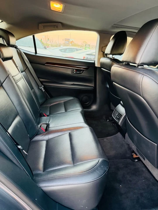 2013 Lexus ES 6th Gen - Image 9 of 16