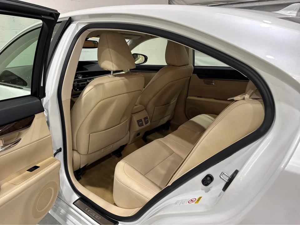 2013 Lexus ES 6th Gen - Image 14 of 17