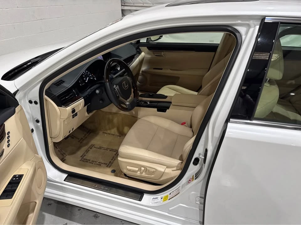 2013 Lexus ES 6th Gen - Image 9 of 17