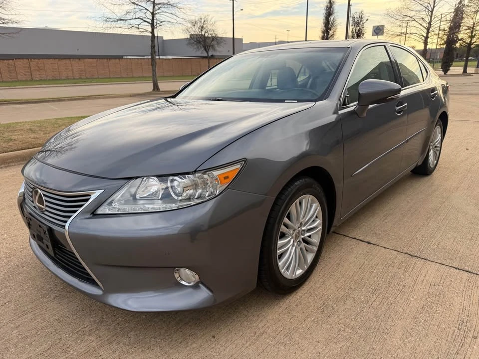 2013 Lexus ES 6th Gen - Image 2 of 18