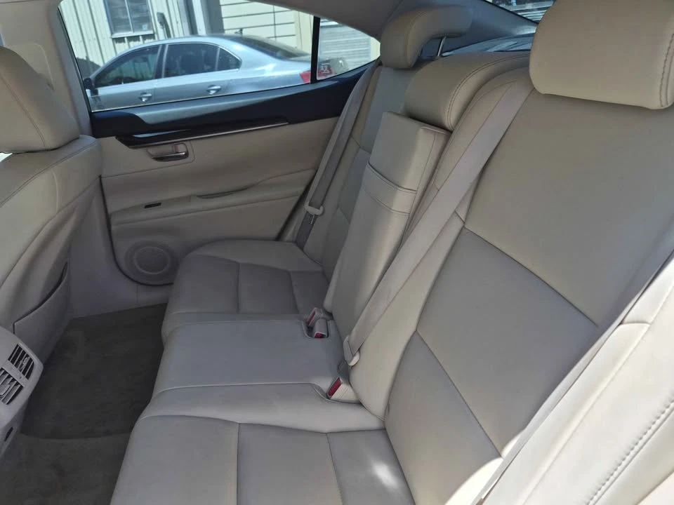 2013 Lexus ES 6th Gen - Image 5 of 8
