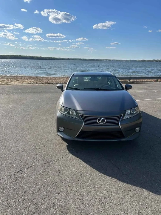 2013 Lexus ES 6th Gen - Image 2 of 18