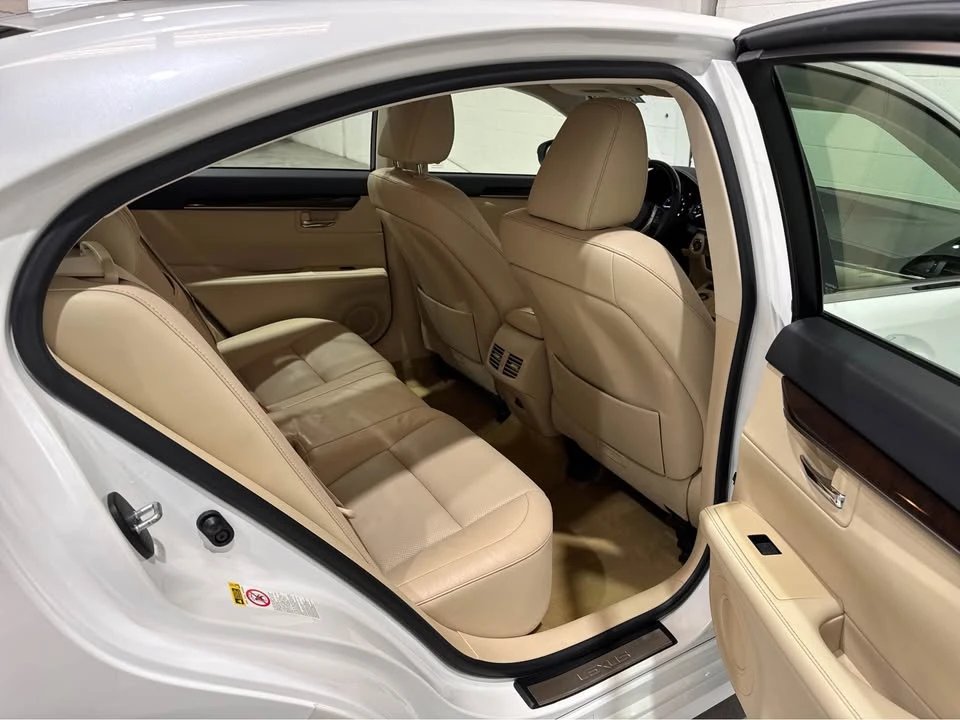 2013 Lexus ES 6th Gen - Image 15 of 17