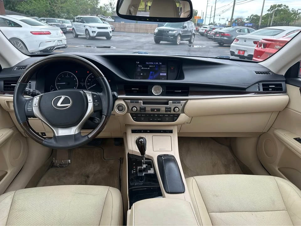 2013 Lexus ES 6th Gen - Image 11 of 19